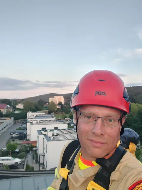 FT Clark-Wilson Severin wagte sich in luftige Höhen, um das Hornissennest zu entfernen. | Foto: FF Pressbaum