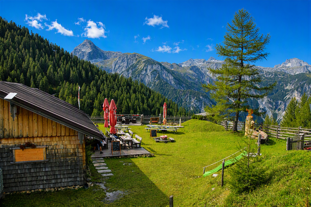 Die Scharfetthütte mit Aussicht auf zB das Mosermandl (links) (Foto KI bearbeitet) | Foto: meinbezirk lungau/pongau