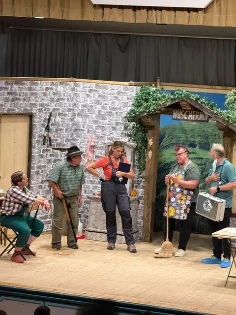 Mit Humor und pointierten Dialogen begeisterten die Spielerinnen und Spieler das Publikum. | Foto: Theatergruppe Steeg