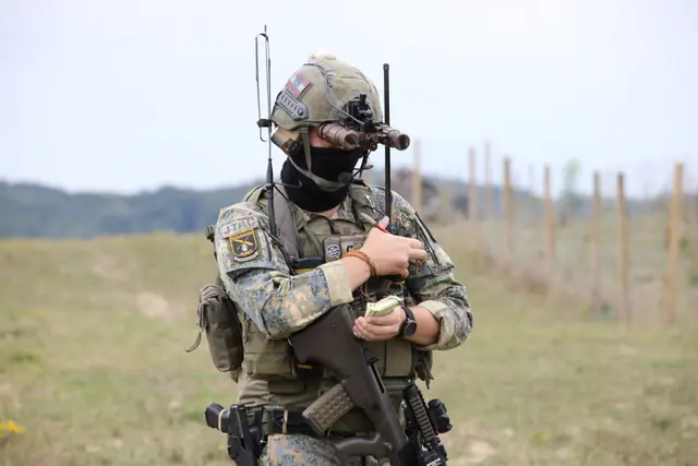 Ein sogenannter Joint Terminal Attack Controller forderte während der Übung Luftunterstützung durch einen Hubschrauber an. | Foto: Alexander Schmaranzer/MeinBezirk