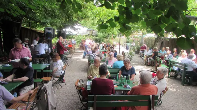 Schattiges Platzerl: Der gemütliche Gastgarten lädt zum Essen, Trinken und Verweilen ein. | Foto: Kierlinger