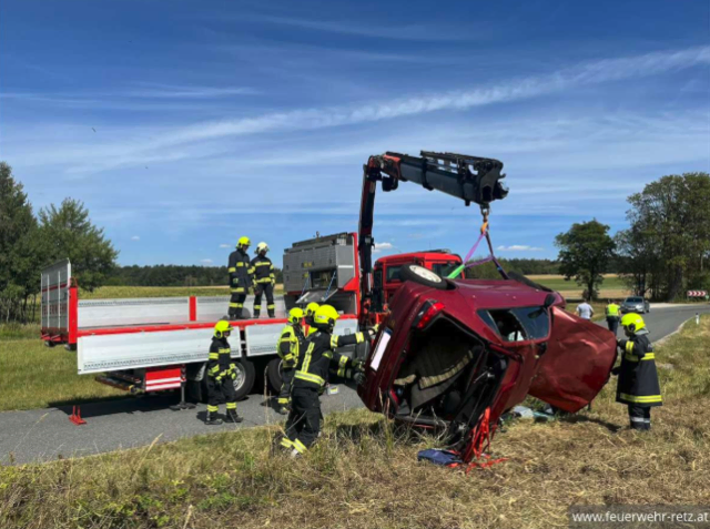 Die Feuerwehr Retz rückte zur Fahrzeugbergung im Gemeindegebiet von Hardegg aus. | Foto: FF Retz