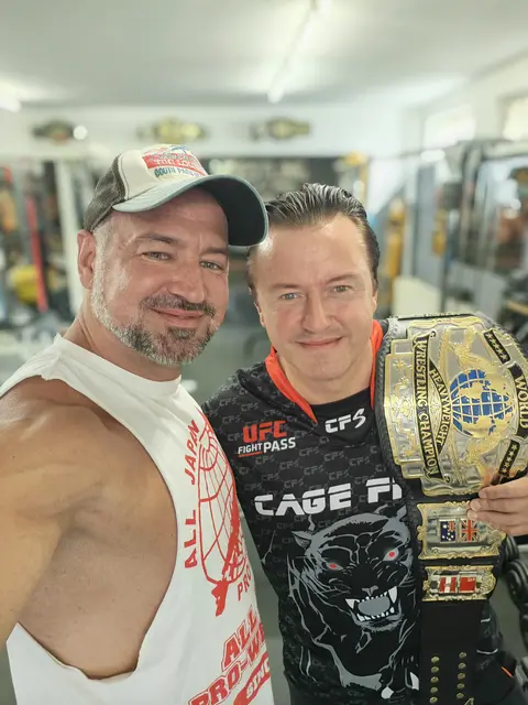 Schauspieler Christoph Schlagenhaufen absolvierte vergangene Woche eine Trainingseinheit im Studio von Bambikiller Chris Raaber in Leoben. | Foto: Schlagenhaufen