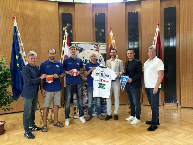 (v.l.n.r) Pressekonferenz mit Landessportdirektor Arno Arthofer, Spielertrainer Patrick Leban, den Spielern Markus Kelih und Stefan Wuzella, LR Peter Reichmann, Vize-Bgm. Thomas Laussegger und SCF-Obmann Walter Perkounig vor dem Europacup-Start des SC Ferlach. | Foto: MeinBezirk.at/Michael Kurz