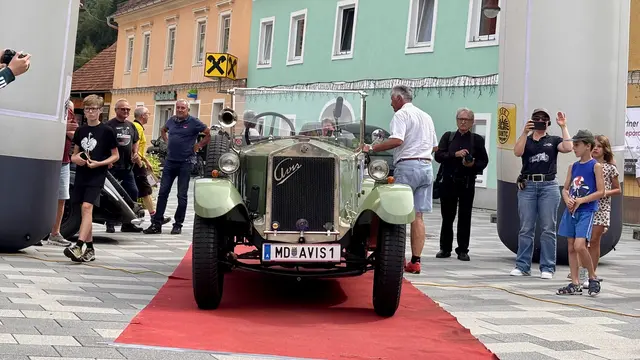 Der "Avis" Type 2/3 ist auf dem Weg zu den Red Bull Classics in Spielberg. Zuvor gab es einen Halt in Unzmarkt-Frauenburg.