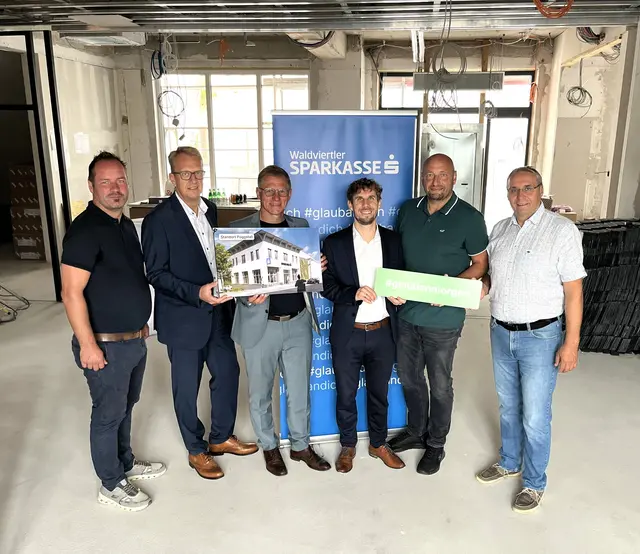 Stefan Wagner, Obmann „Wirtschaftsregion Tor zum Waldviertel – Echt guat!“; Peter Hochleitner, Vorstandsdirektor Waldviertler Sparkasse; Johannes Scheidl, Vorstandsvorsitzender Waldviertler Sparkasse; Gunther Mader, Filialleiter Waldviertler Sparkasse in Pöggstall; Martin Ballwein, Vizebürgermeister Marktgemeinde Pöggstall; Helmut Hahn, Bürgermeister Marktgemeinde Pöggstall | Foto: Waldviertler Sparkasse