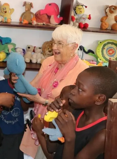 Unter den Spielsachen entdeckte Edeltraud ihren selbstgehäkelten Teddybären. | Foto: Harambee