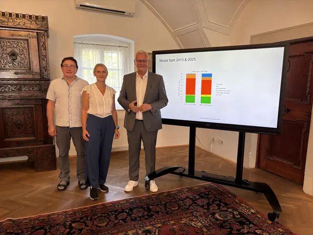 Präsentation der neuen BOKU-Mobilitätsstudie:   Reinhard Hössinger und Juliane Stark von der Boku Wien zusammen mit Bürgermeister Thomas Steiner. | Foto: MeinBezirk / Sandra Koeune