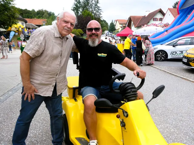 Toni Ithaler mit  Festorganisator Michael Kriendelhofer 