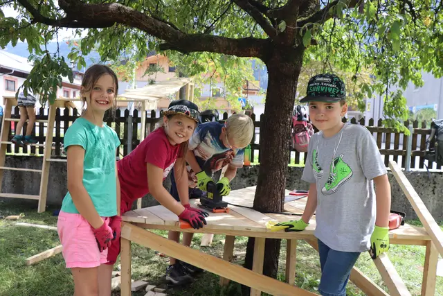 Die Kinder setzten ihre eigenen Ideen mit Hilfe von Expertinnen und mit eigenen Händen um.  | Foto: Martina Obertimpfler 