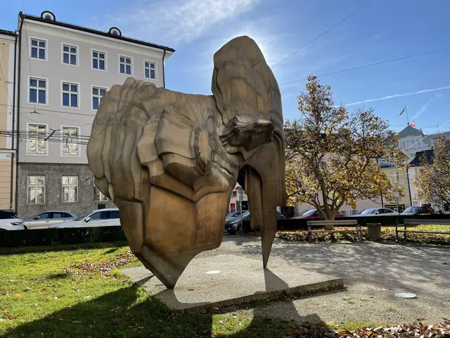 Die Skulptur am Makartplatz in der Herbstsonne.  | Foto: sm