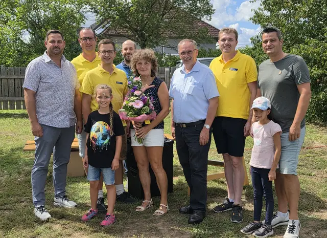 Gratulation an Vizebürgermeisterin Waltraud Kronawetter - v.l.n.r.: Christoph Gleixner, Alexander Schmidt, Stefan Schröter, Linda, Roman Fischer, Waltraud Kronawetter, Richard Hogl, Jürgen Katzler, Nora, Andreas Wild | Foto: Hogl