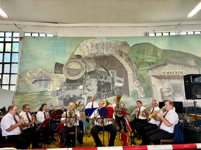 Die Eisenbahnermusik Wien Süd-Ost umrahmte den Frühschoppen unter der musikalischen Leitung von Robert Salzer. | Foto: Markus Kahrer