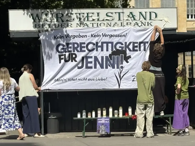 Vor dem Landesgericht wurde eine Mahnwache veranstaltet.  | Foto: Ronja Reidinger/MeinBezirk