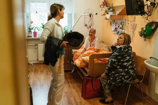 In der Langzeitpflege entstehen Beziehungen und die Mitarbeitenden erleben unmittelbar, welchen Unterschied ihre Arbeit für Lebensqualität und Selbstbestimmung macht | Foto: pexels / Jsme MILA