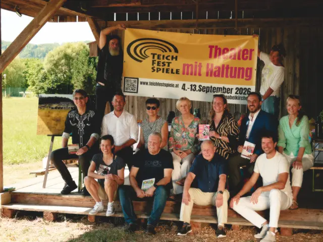 Festivalleitung, Mitwirkende und Gastgeberbürgermeister Emanuel Pfeifer (zweite Reihe, 2. v. l.) bei der Programmpräsentation | Foto: Helmut Olaf Kossegg