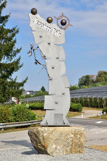 Kreuzungsbereich B 42/Wiener Straße in Haag: Jessica-Pilz-Skulptur aus Stahl, entworfen und gefertigt von Franz Illich-Edlinger, montiert auf einem Granitstein | Foto: Hans-Peter Kriener