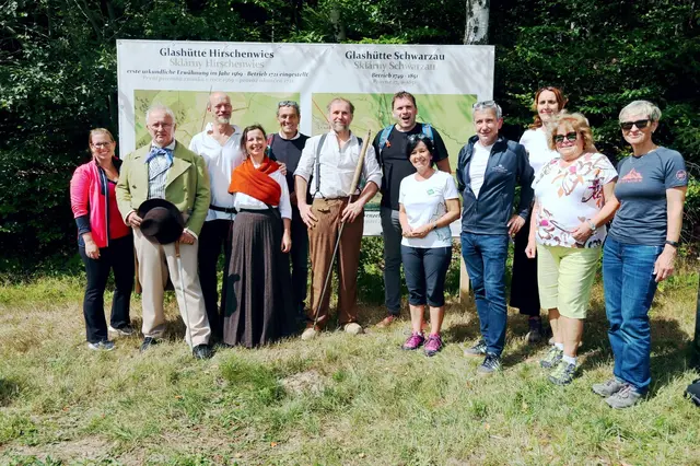 Rund 150 Teilnehmer wanderten von Hojná Voda nach Hirschenwies und tauchten in die Geschichte der Glasproduktion ein. | Foto: Tourismusverein Moorbad Harbach