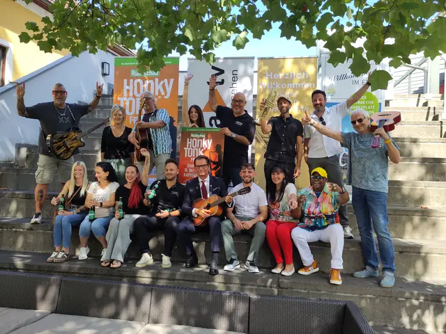 Zur Pressekonferenz anlässlich des Honky Tonk® Festivals kamen bereits zahlreiche Künstlerinnen und Künstler in die Cafe-Lounge-Bar Illusion. | Foto: Berger