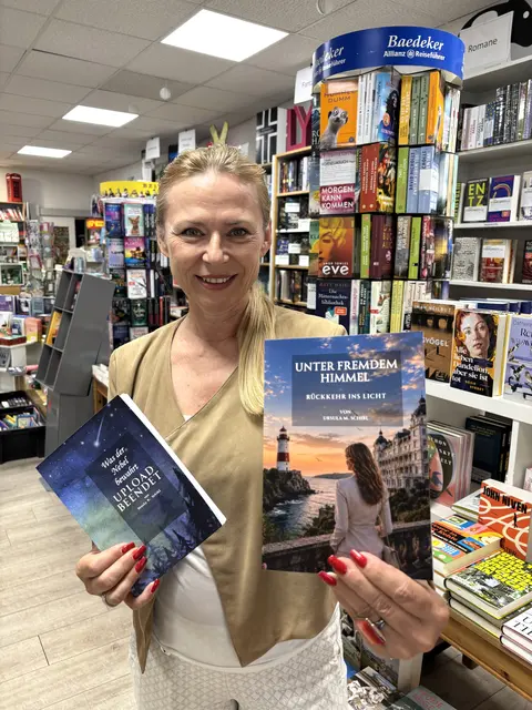 Die Korneuburger Autorin setzt auf Selfpublishing statt Verlag: "Damit ist ein es einfacher als früher. Man muss nicht im Vorfeld horrende Kosten selbst auslegen. Das ist Print on demand. Wann immer jemand das Buch bestellt, wird es gedruckt." Ein paar Exemplare warten in der Buchhandlung Korneuburg auf interessierte Leserinnne und Leser. | Foto: Sandra Schütz