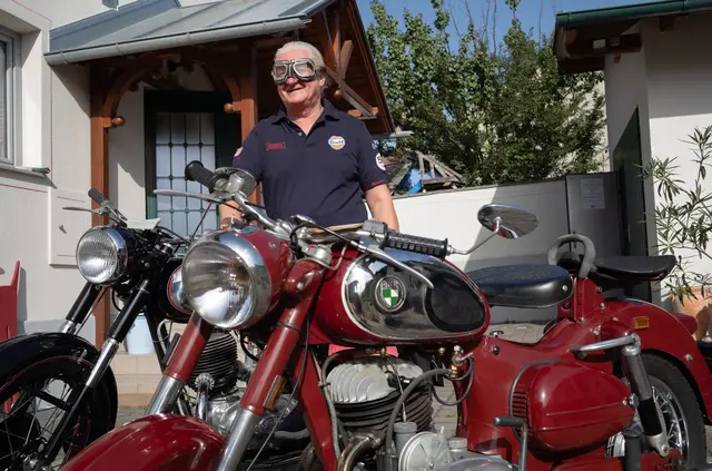 Peter Spicker mit Motorradbrille zwischen seiner TF und der SGS. Die Motorräder sind Baujahr 1954 und richtige Klassiker. | Foto: Santrucek