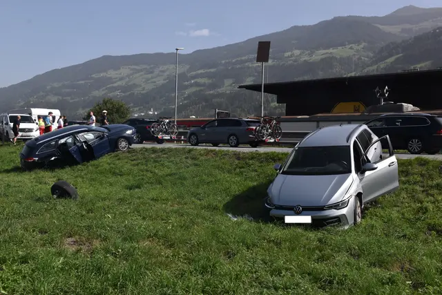 Die Fahrzeuge kollidierten auf Höhe EZEB und es wurden 6 Personen verletzt.  | Foto: ZOOM-Tirol