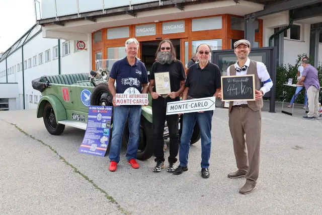 Erste Etappe mit 44 km geschafft: Robert Krickl sen, Ronald und Friedrich Fehr und Robert Krickl jun. mit dem Avis. | Foto: Schauer