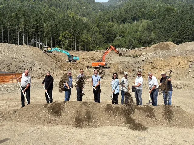 Gebietsbauleiter Klaus Willi, Pfarrer Sven Wege, Vizebürgermeister Andreas Guggenbichler, Bezirkshauptmann Markus Lerch, Stephan Pichl, Wildschutzverbauung Land Kärnten, Landesrätin Marika Lagger-Pöllinger, Bürgermeister Manfred Fleißner, Obmann Schmutzwasserverband und Bürgermeister Friedrich Paulitsch, Vizebürgermeister Hermann Schluder, Vorstandsmitglied Brunner Alfred | Foto: meinbezirk.at/Alen Grabic