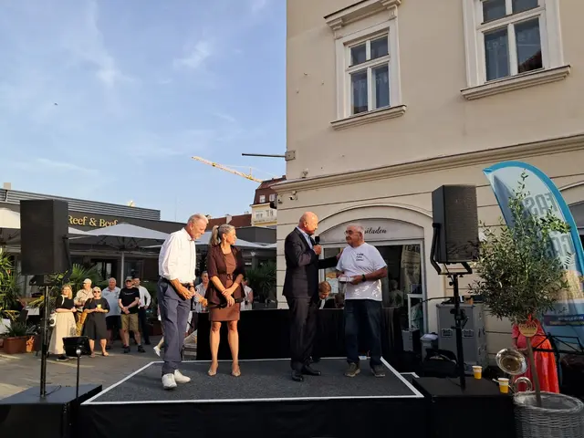 Geschenk für "Mister Fassl fürs Gassl" Reini Regel zum 85. Geburtstag. | Foto: Binder