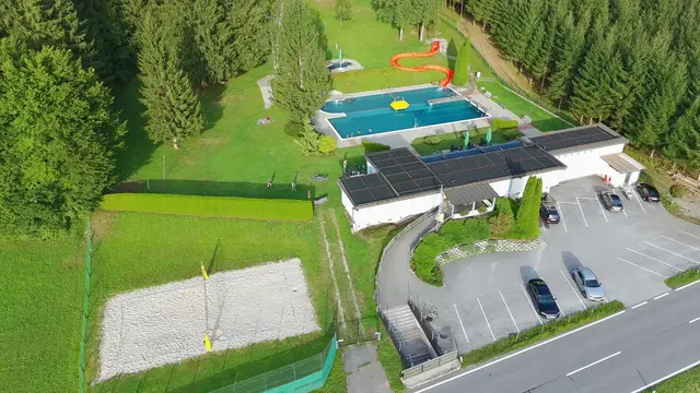 Blick auf das Schwimmbad und den Beachvolleyballplatz | Foto: Marktgemeinde Altenmarkt