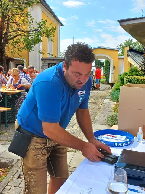 Bürgermeister Josef Fischer stellte bem Frühschoppen auch persönlich seine Servierkunst unter Beweis. | Foto: Franz Ruprecht