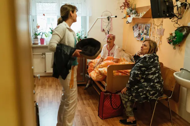 In der Langzeitpflege entstehen Beziehungen und die Mitarbeitenden erleben unmittelbar, welchen Unterschied ihre Arbeit für Lebensqualität und Selbstbestimmung macht | Foto: pexels / Jsme MILA