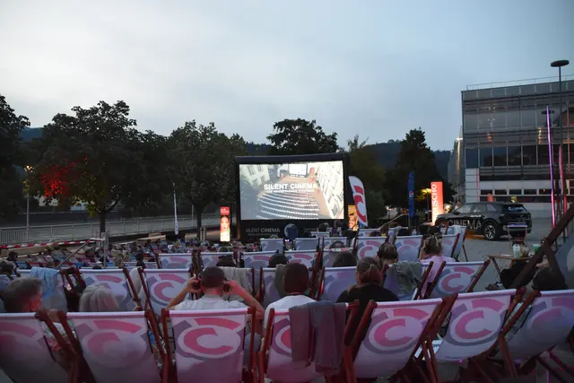 Der Film konnte auf zwei Kanälen – entweder auf Deutsch oder auf Englisch – mitverfolgt werden.  | Foto: Barbara Fluckinger