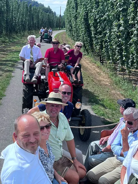 Mit dem Traktor ging bei der Hopfenlehrfahrt auf Erkundungstour. | Foto: Kowald