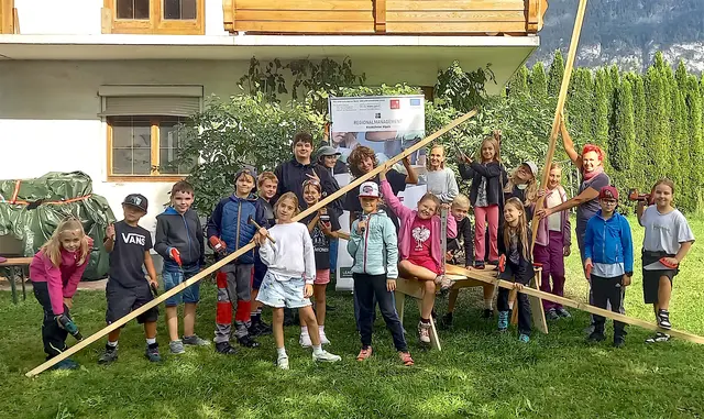 Mit kreativen Ideen und viel Handarbeit haben Kinder bem Sommerworkshop von Netzwerk Handwerk in Radfeld interessante Bauwerke entstehen lassen. | Foto: NWHW