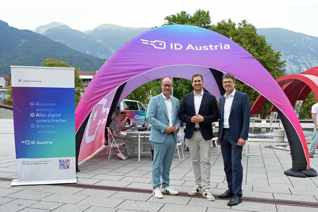 Beim Stopp der ID Austria Servicetour in Schwaz machten sich Digitalisierungsstaatssekretär Alexander Pröll, Digitalisierungslandesrat Mario Gerber und Michael Brandl, Bezirkshauptmann von Schwaz, ein Bild vom Angebot. | Foto: Land Tirol/Pichler