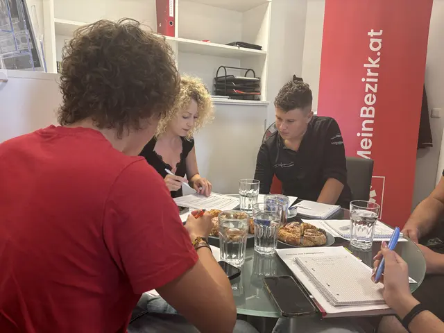 Am 27. August fand im Büro von MeinBezirk Braunau eine Redaktionssitzung mit den vier LehrlingsRedakteuren statt. | Foto: MeinBezirk