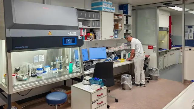 Im Labor des Kepler Universitätsklinikums (KUK) werden im Zuge des aktuellen Legionellen-Ausbruchs mikrobiologische Proben untersucht. Auf dem Labortisch sind zahlreiche Petrischalen mit angelegten Kulturen zu sehen. | Foto: FOTOKERSCHI / BILAL AHMETOVIC