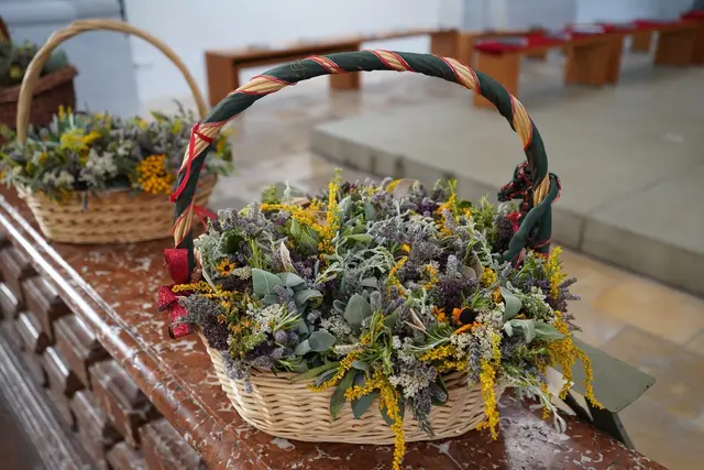 Die Goldhaubengruppe lädt zur Jubiläumsfeier mit Kräuterweihe. | Foto: Peter Michael Röck
