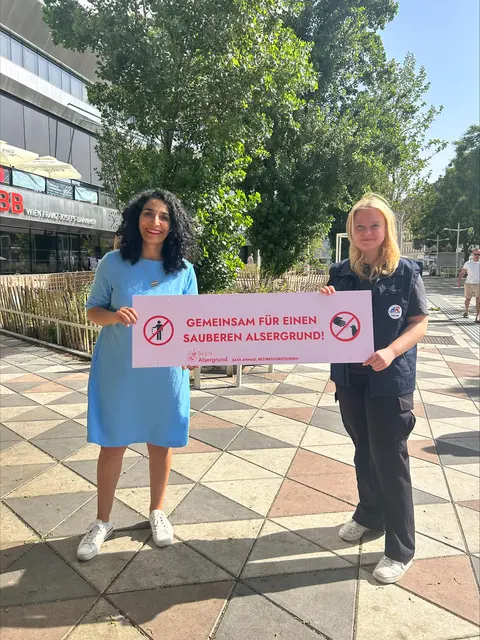 Bezirksvorsteherin Saya Ahmad (SPÖ, l) montierte kürzlich gemeinsam mit Sarah von den Waste Watchern neue Hinweistafeln auf dem gesamten Areal vor dem Franz-Josefs-Bahnhof. | Foto: BV9