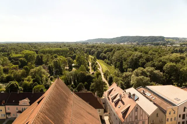 Blick vom Kirchturm von St. Stephan auf das Naherholungsgebiet im Tal. | Foto: Stadt Braunau am Inn