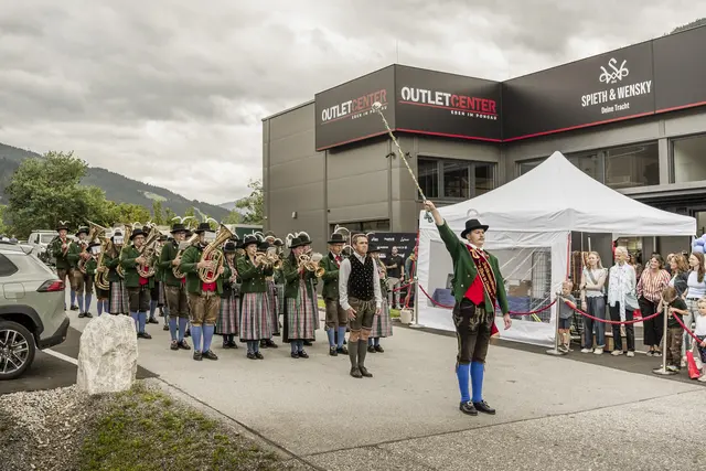 Für die stimmungsvolle musikalische Umrahmung sorgte die Trachtenmusikkapelle Eben. | Foto: Outlet Center Eben