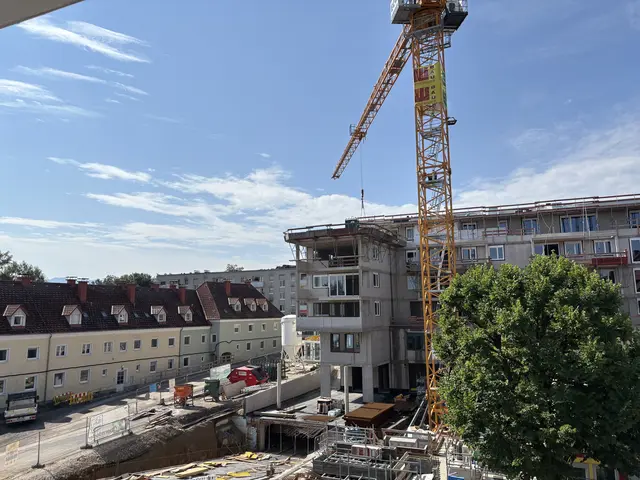 Die Arbeiten am neuen Wohn- und Gesundheitszentrum sind im Zeitplan. Davor entsteht der neue Hauptplatz. | Foto: MeinBezirk/Steiner-Watzinger