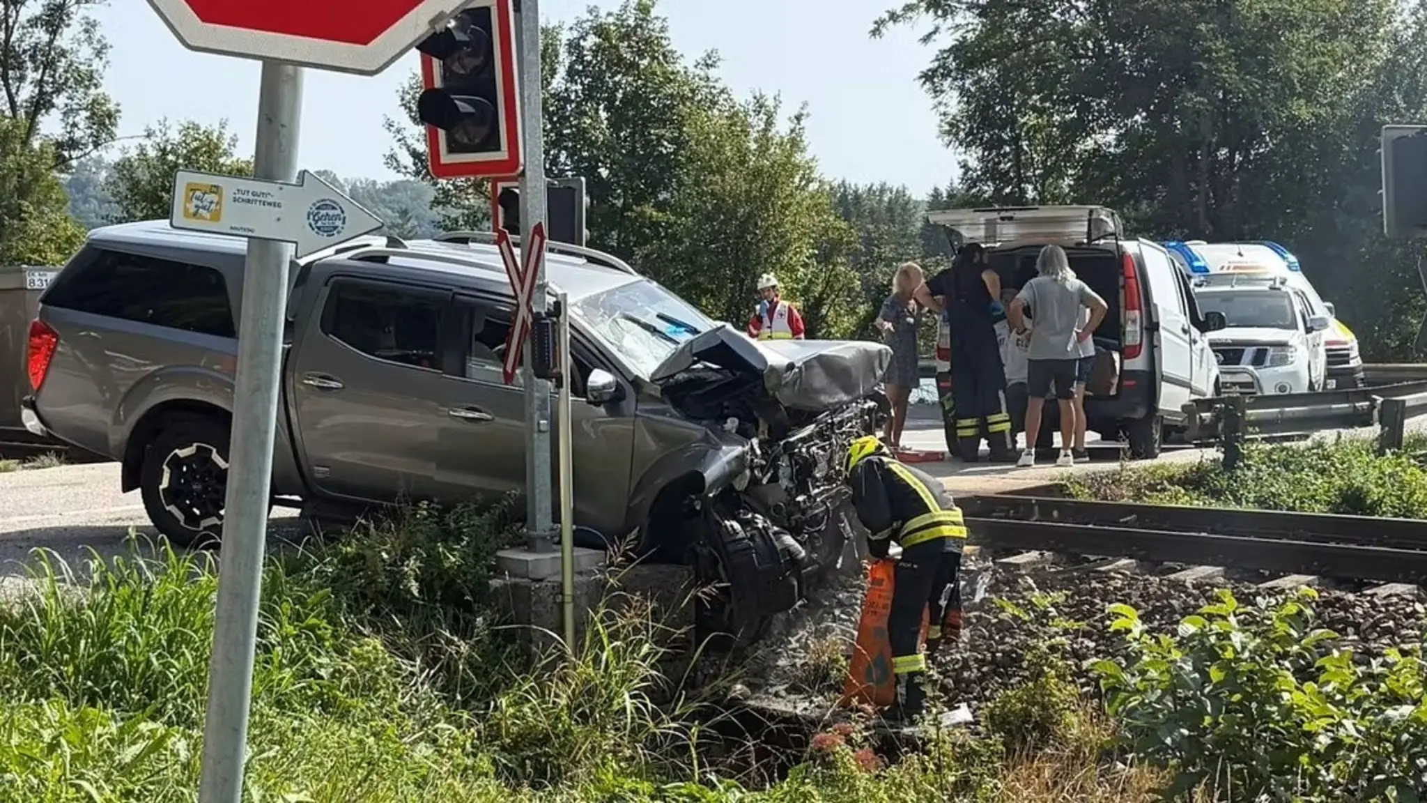 Feuerwehr im Einsatz: Auto wird bei Bahnübergang von Zug erfasst, eine Person verletzt