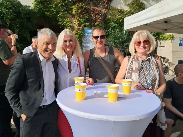 Ferdinand und Galina Ebert, Patrick Raffalt und Rozalia Schimek genossen ein kühles Getränk. | Foto: Binder