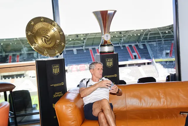 LASK-Trainer Didi Kühbauer in der Raiffeisen Arena beim MeinBezirk-Interview vor Cup-Pokal und Meisterschale: "Man kann nur zwei Titel gewinnen und man kann nur einmal die Champions League erreichen. Es kann nicht mehr bergauf gehen, so ehrlich muss man sein. Aber wichtig ist, dass der Hunger immer derselbe sein wird. " | Foto: MeinBezirk/Benjamin Reischl