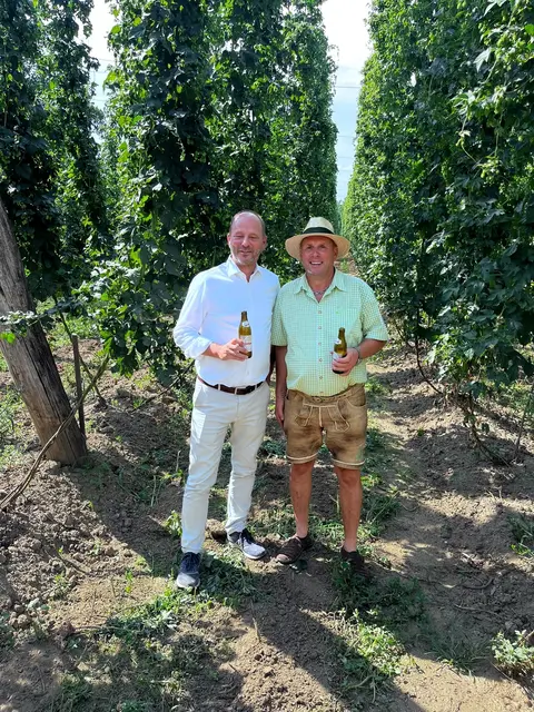 Obmann Richard Stelzl zeigte dem Vorstandsvorsitzenden der Brauunion Österreich, Hans Böhm, als Exklusiv-Abnehmer die Hopfenkultur und die schöne Landschaft von Leutschach. | Foto: Kowald