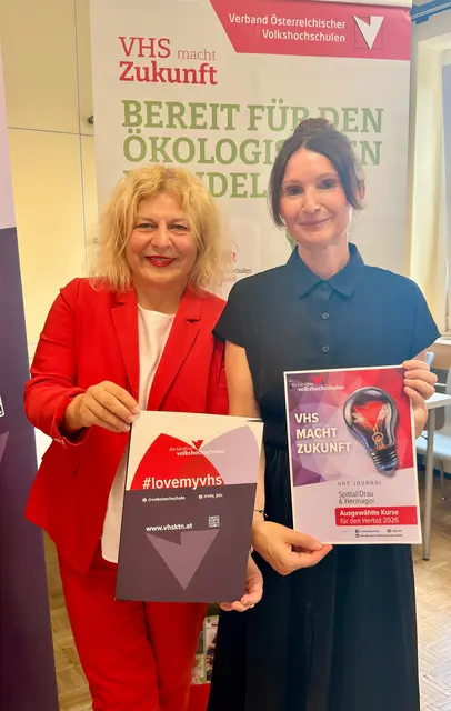 Geschäftsführerin Beate Gfrerer &amp; Bezirksstellenkoordination Elisabeth Lasser | Foto: VHS Kärnten