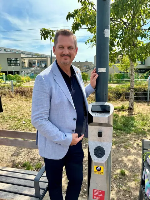 Auch im Helmut-Zilk-Park in Favoriten wurde eine neue Aufladestation montiert. Bezirksvorsteher Marcus Franz hat sein Smartphone schon dort aufgeladen. | Foto: Harald Schuster