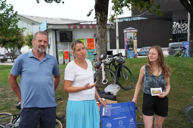 Von links: Johann Punzenberger und Cordula Kreidl (Klimacent) mit Félicie Weiss (Weltacker) | Foto: MeinBezirk/Thomas Geineder